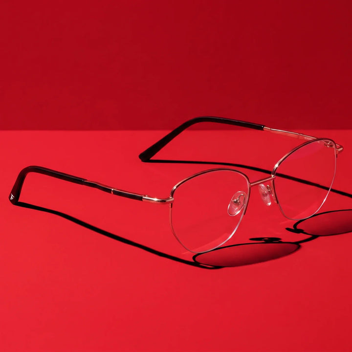 Anteojos Fiore 3921 en negro dorado – editorial still life on a saturated vivid red set