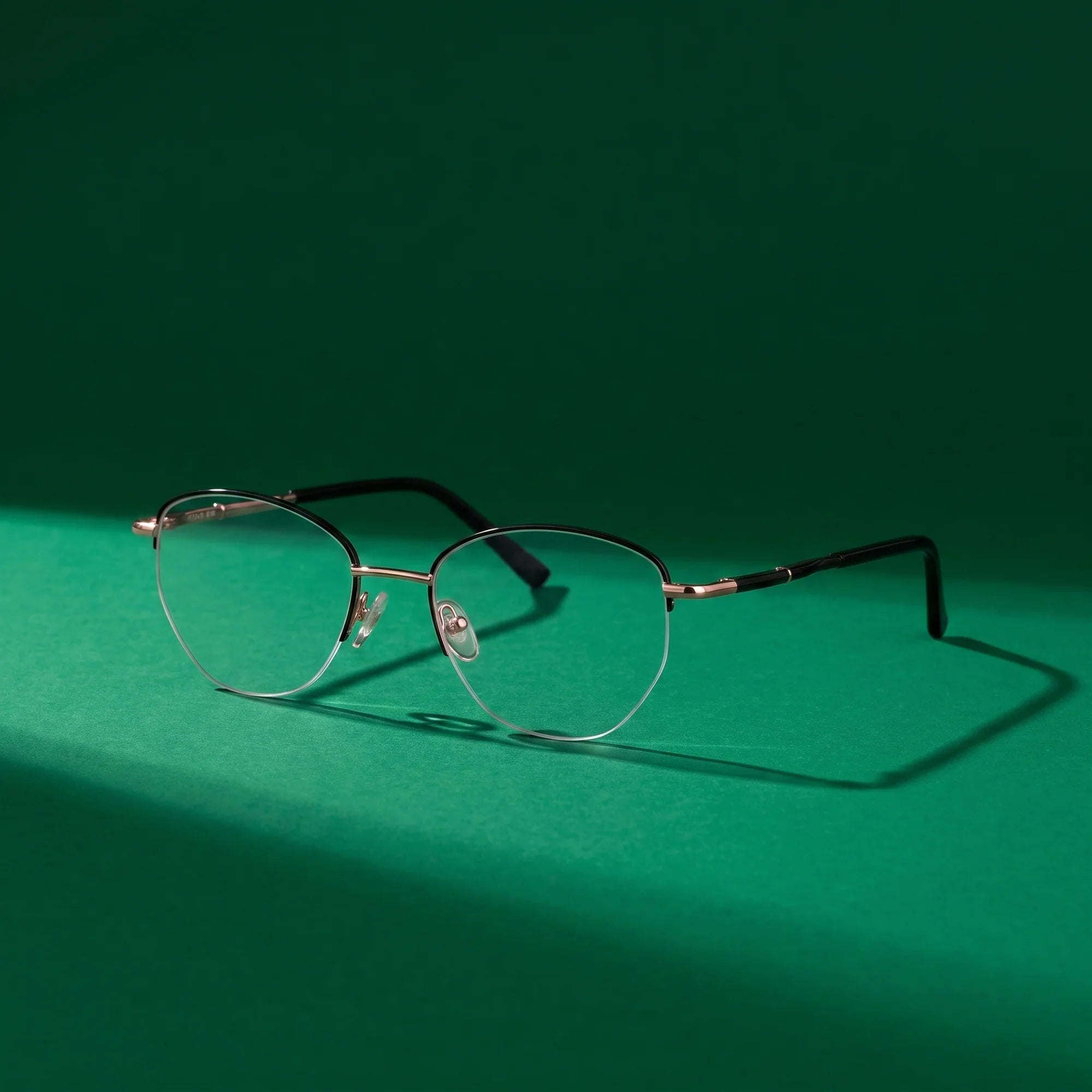 Anteojos Fiore 3921 en black gold – still life on a seamless emerald studio backdrop