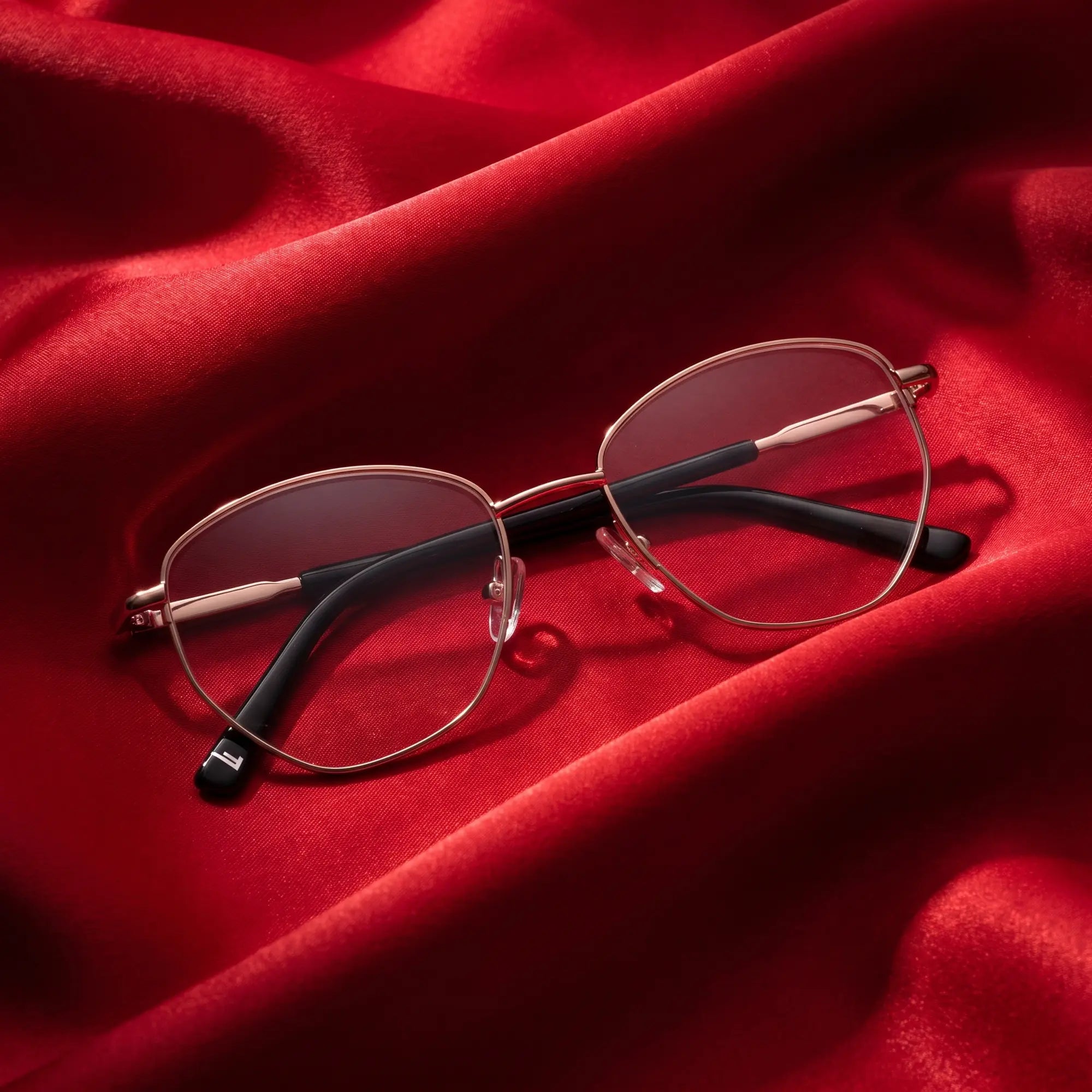 Anteojos Fiore 3921 en black gold – nested in flowing vivid red silk