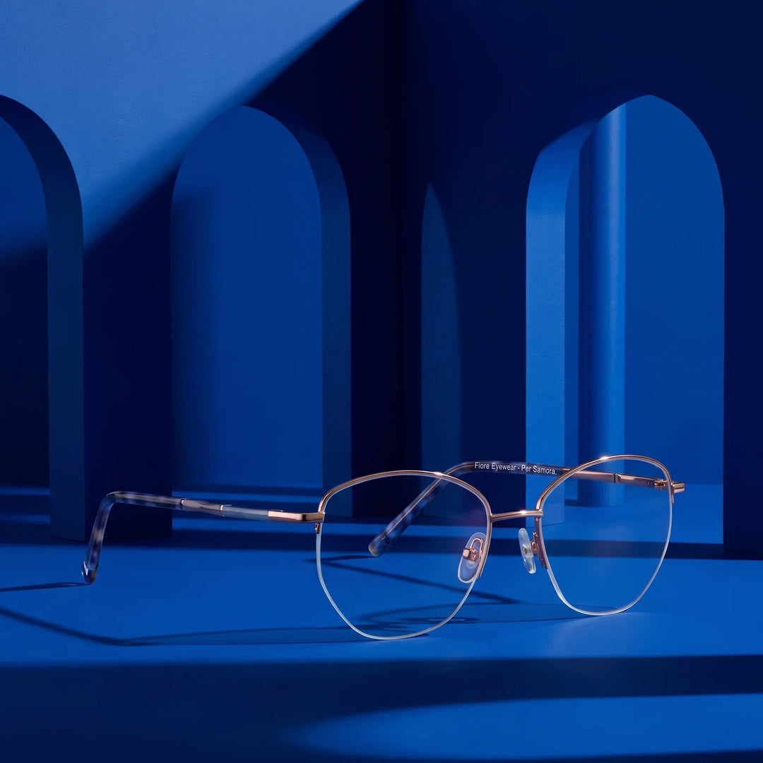 Anteojos Fiore 3921 en grey brown – staged on a sculptural cobalt architecture set