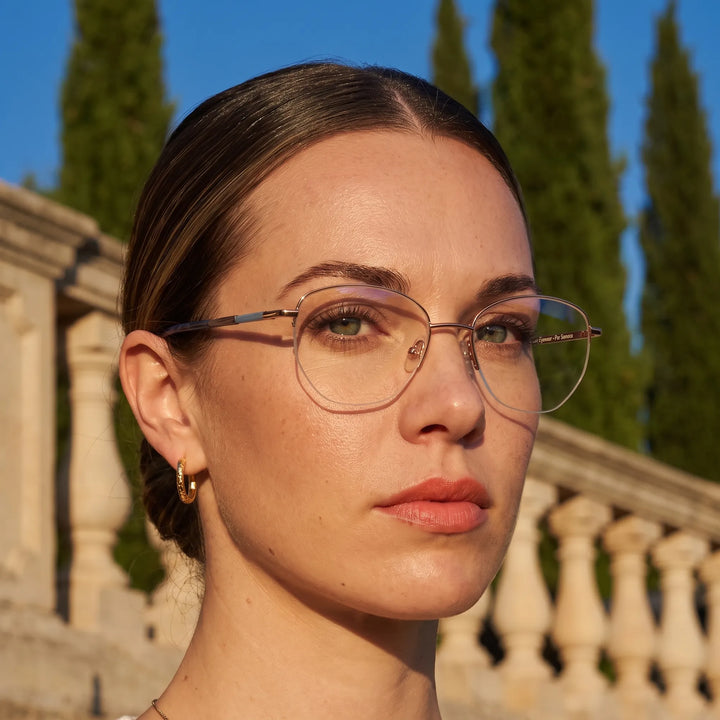 Anteojos Fiore 3921 en grey brown, en modelo – retrato de campaña, terraza de villa italiana a la hora dorada