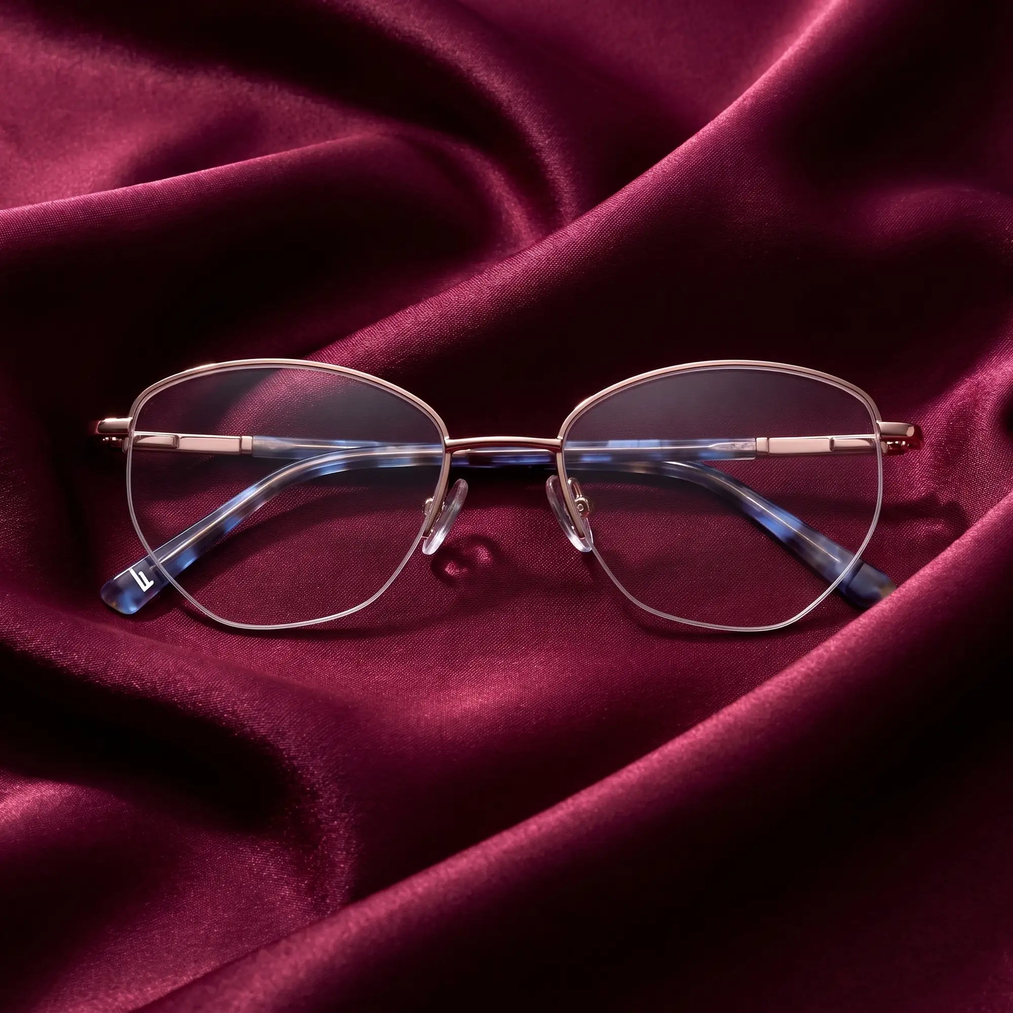 Anteojos Fiore 3921 en grey brown – nested in flowing burgundy silk
