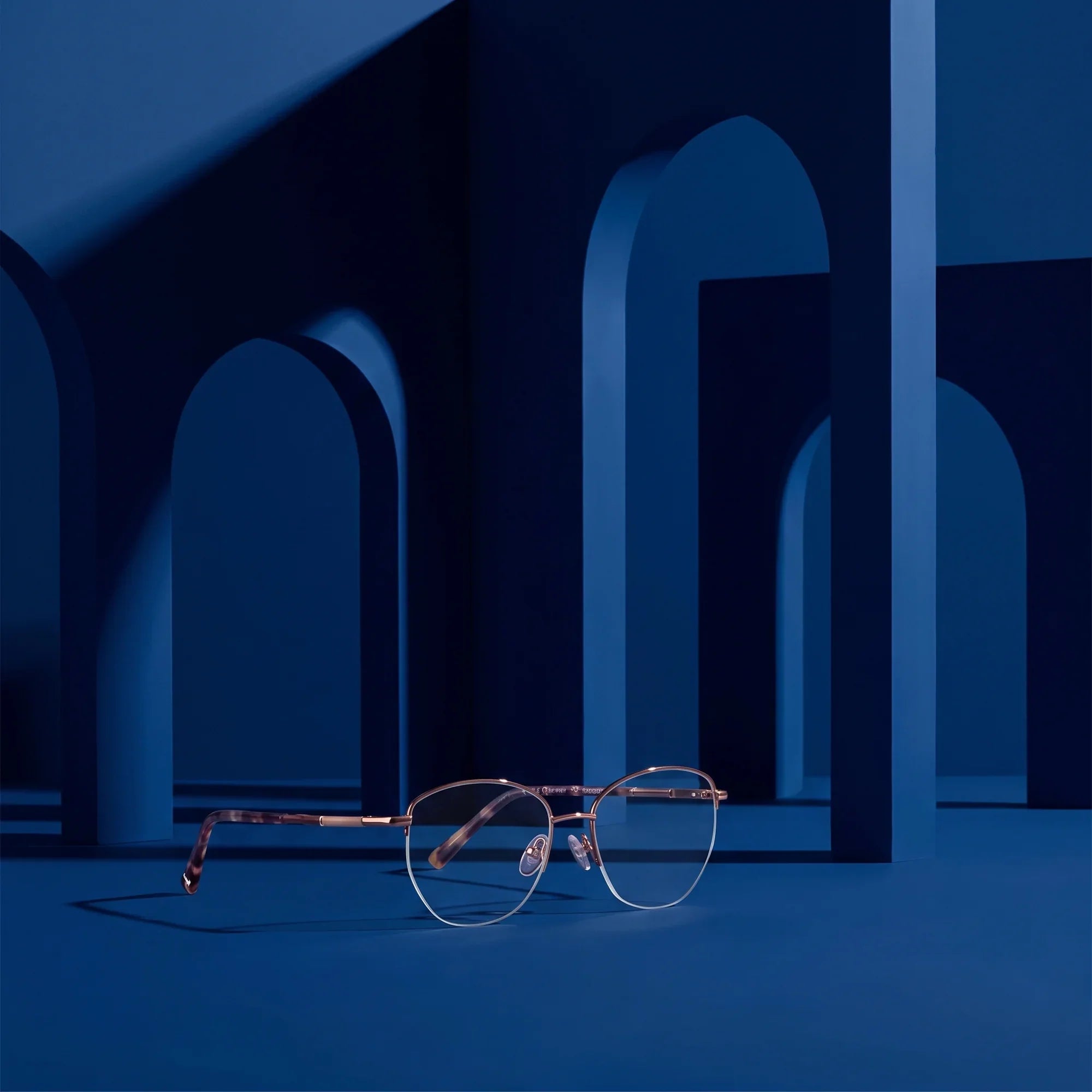 Anteojos Fiore 3921 en brown gold – still life among monochrome midnight blue arches