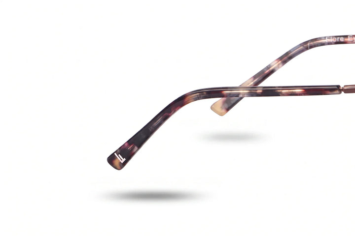 Anteojos Fiore 3921 en brown gold – temple logo detail