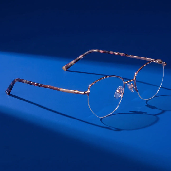 Anteojos Fiore 3921 en café dorado – editorial still life on a saturated cobalt set