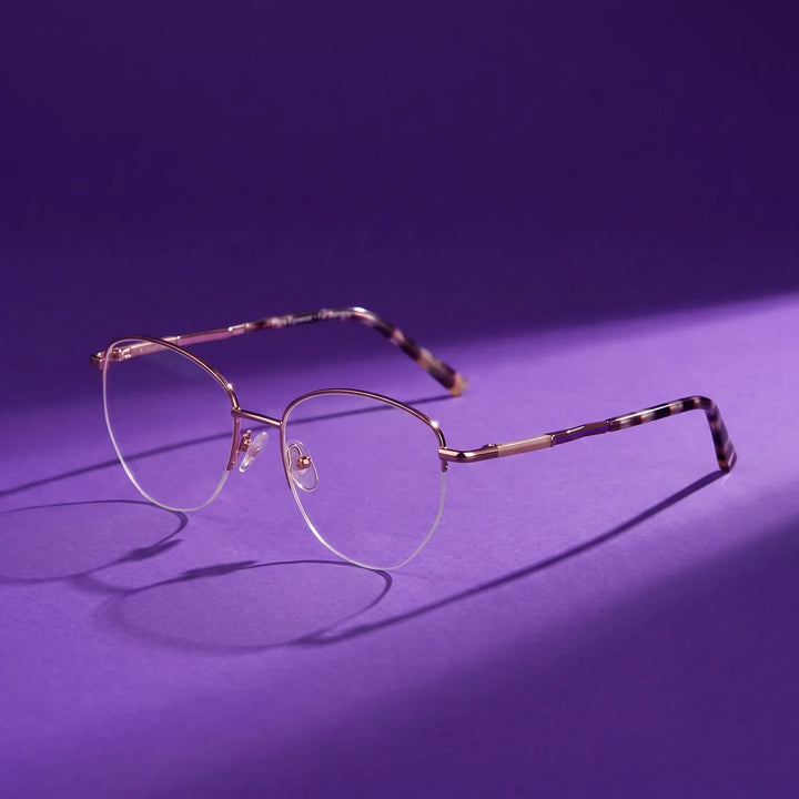 Anteojos Fiore 3921 en café dorado – hero still life against a deep violet backdrop