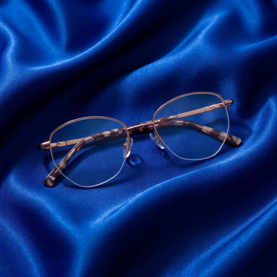 Anteojos Fiore 3921 en brown gold – nested in flowing cobalt silk