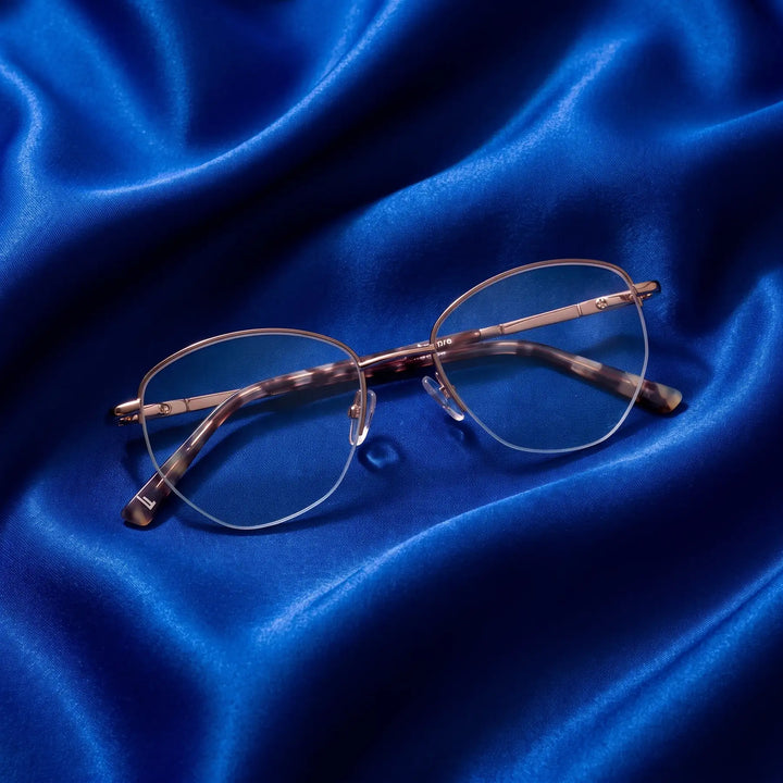 Anteojos Fiore 3921 en brown gold – nested in flowing cobalt silk