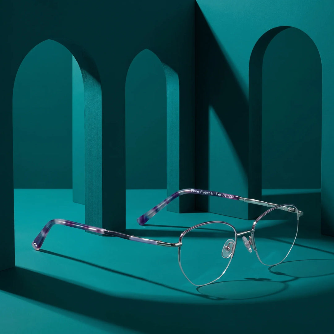 Anteojos Fiore 3921 en morado plateado – still life among monochrome teal arches