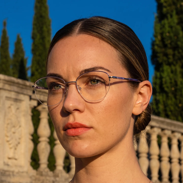 Anteojos Fiore 3921 en purple silver, en modelo – retrato de campaña, terraza de villa italiana a la hora dorada