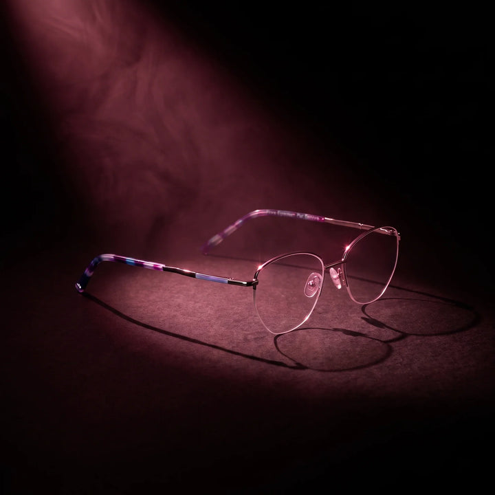 Anteojos Fiore 3921 en purple silver – bajo un haz de luz teatral