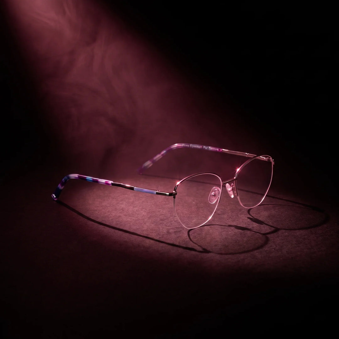 Anteojos Fiore 3921 en morado plateado – bajo un haz de luz teatral