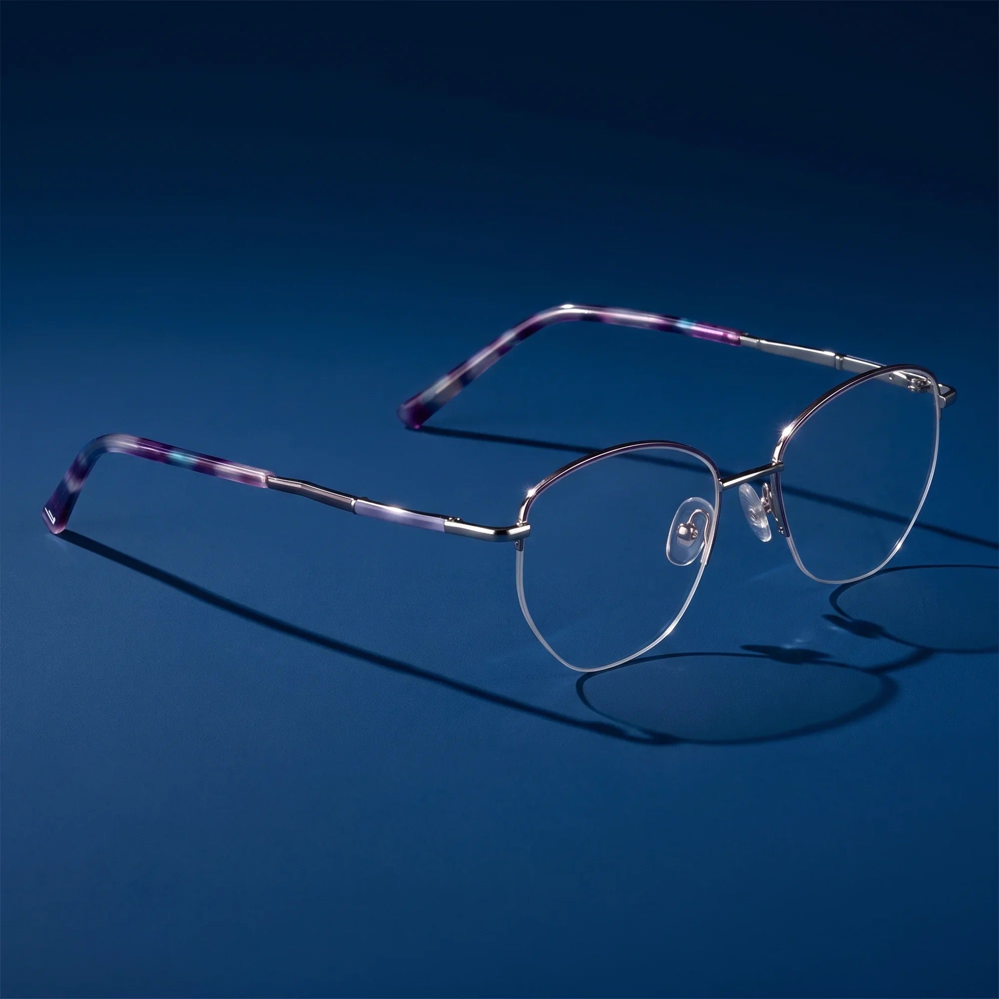 Anteojos Fiore 3921 en purple silver – hero still life against a deep midnight blue backdrop