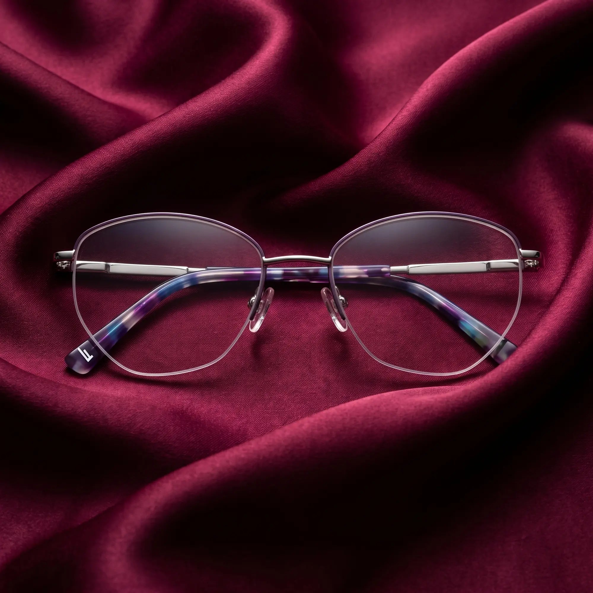 Anteojos Fiore 3921 en purple silver – nested in flowing burgundy silk