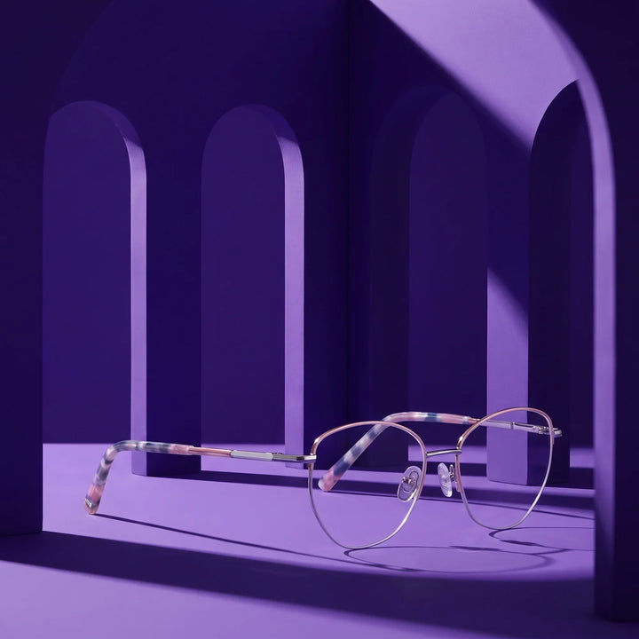 Anteojos Fiore 3921 en rosado plateado – still life among monochrome violet arches