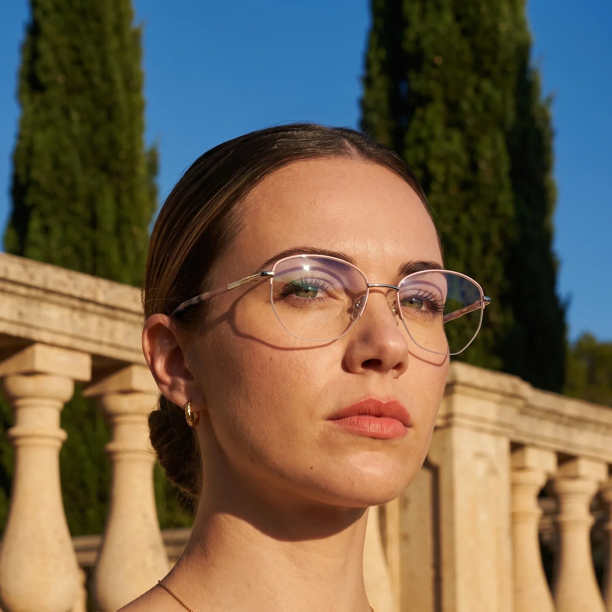 Anteojos Fiore 3921 en pink silver, en modelo – retrato de campaña, terraza de villa italiana a la hora dorada