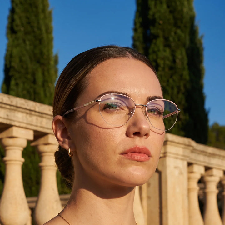 Anteojos Fiore 3921 en rosado plateado, en modelo – retrato de campaña, terraza de villa italiana a la hora dorada