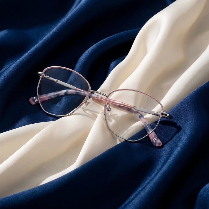 Anteojos Fiore 3921 en pink silver – resting on draped midnight blue and ivory silk