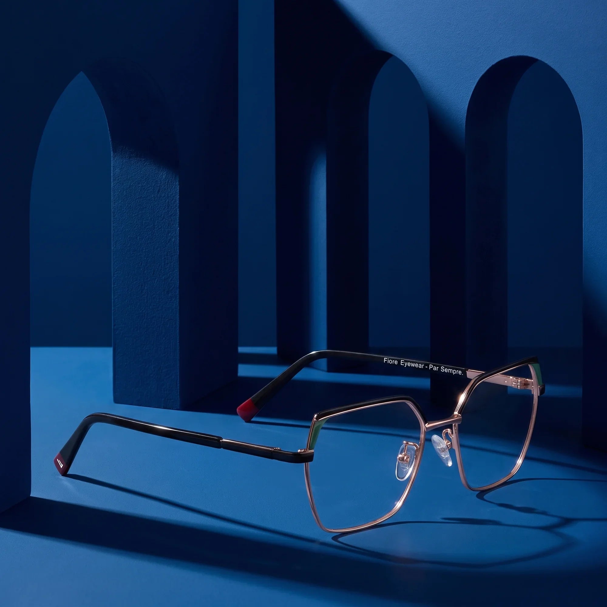 Anteojos Fiore 3971 en black gold – still life among monochrome midnight blue arches