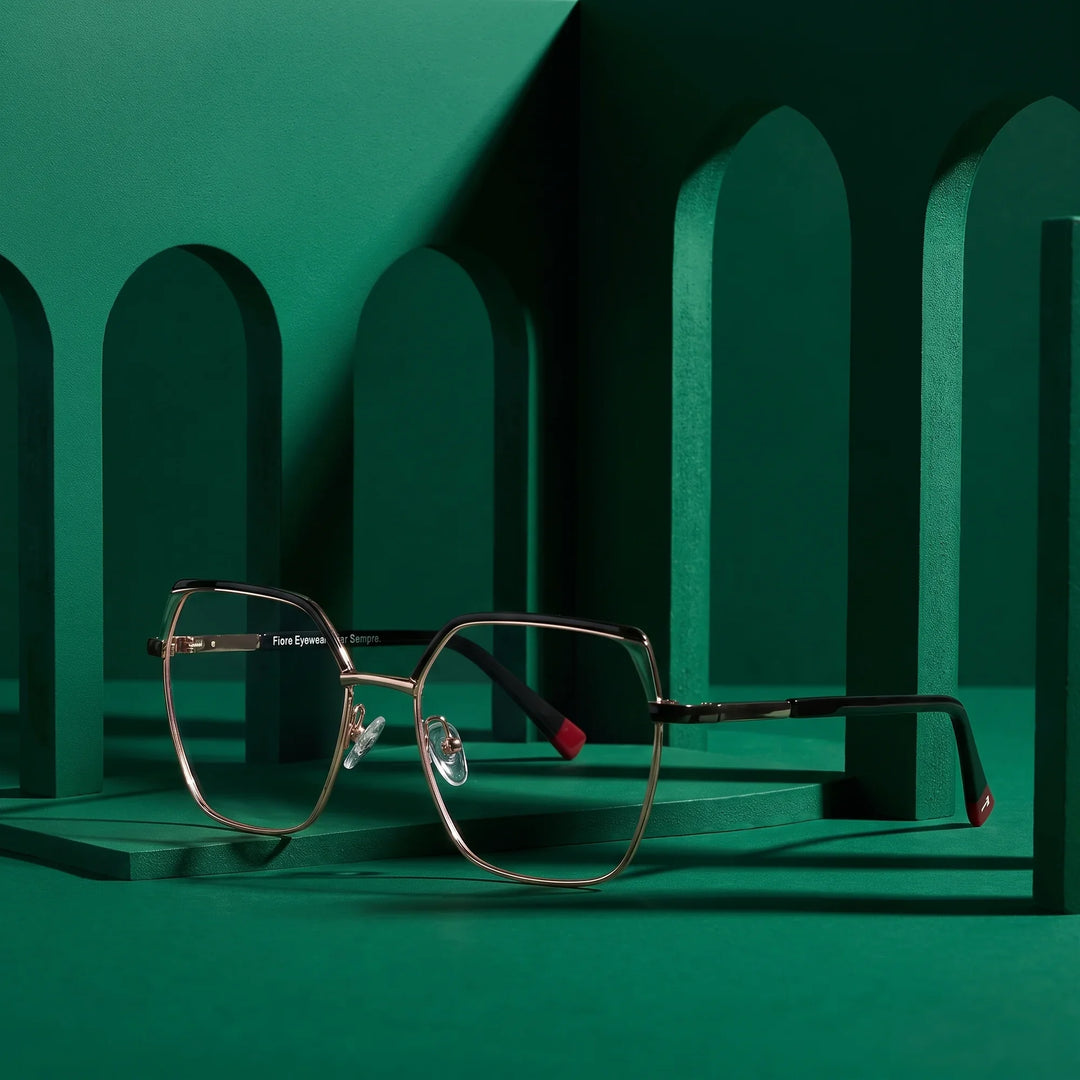 Anteojos Fiore 3971 en black gold – staged on a sculptural emerald architecture set