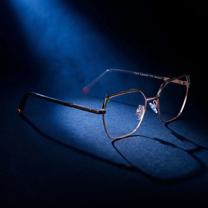 Anteojos Fiore 3971 en black gold – bajo un haz de luz teatral