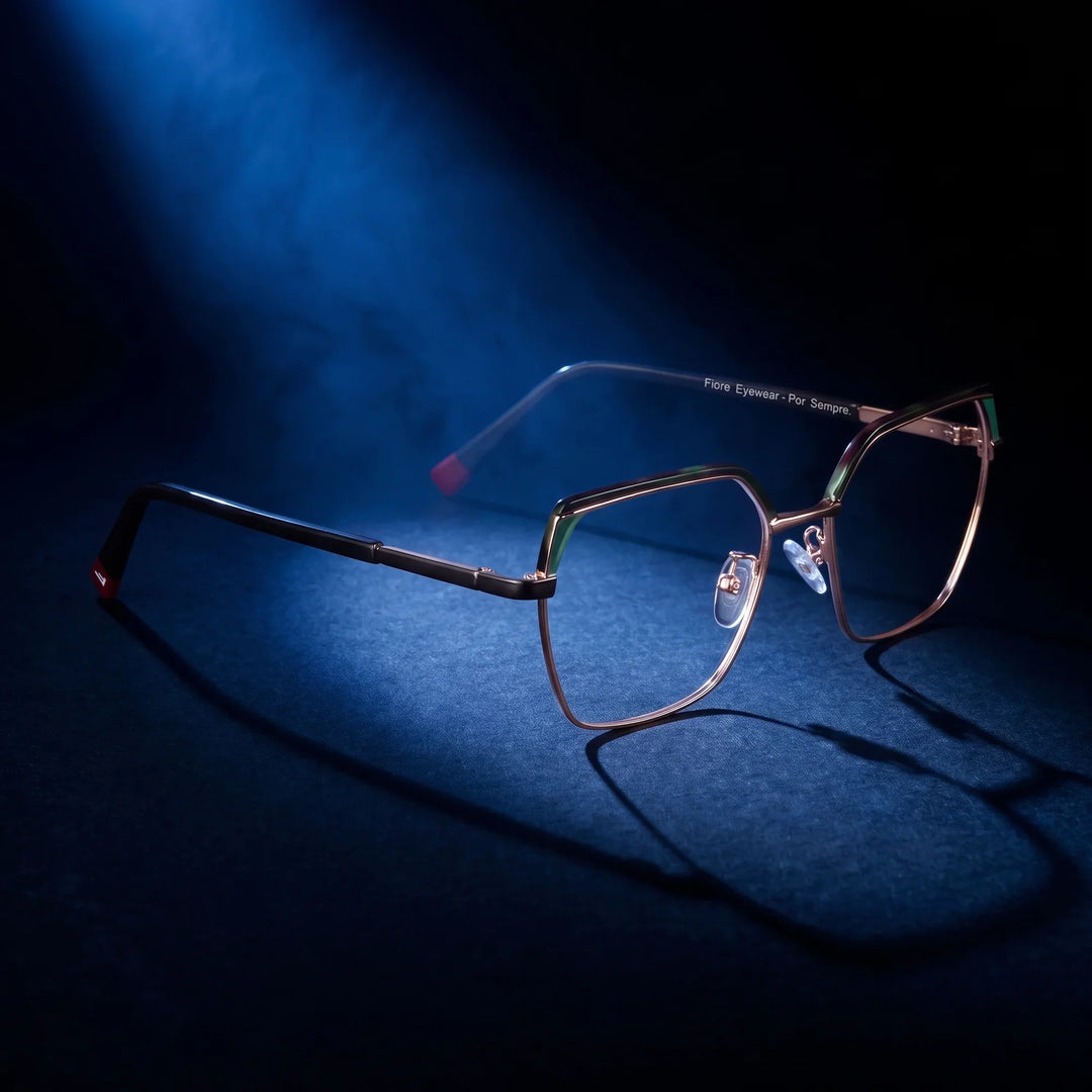 Anteojos Fiore 3971 en negro dorado – bajo un haz de luz teatral