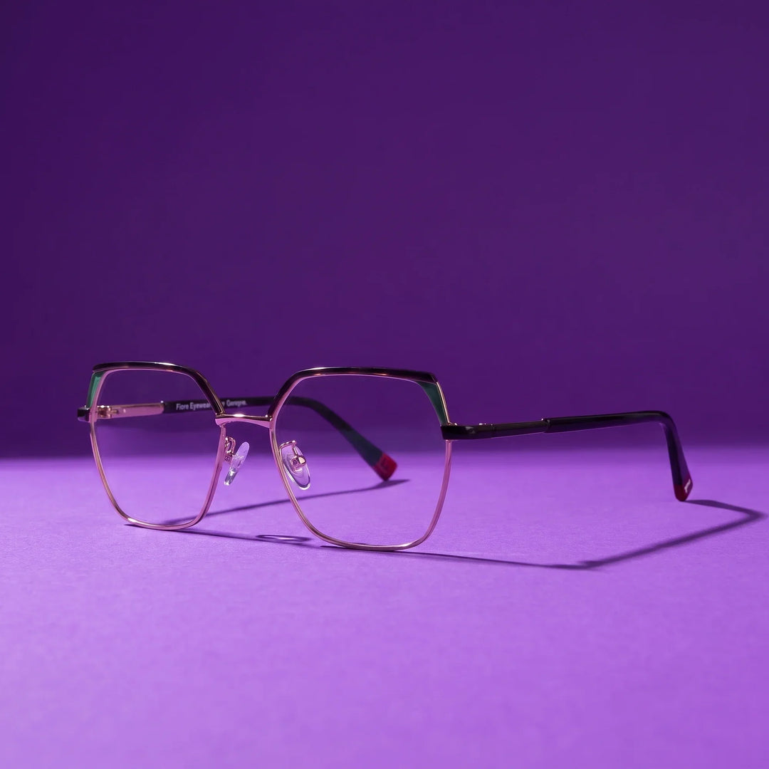 Anteojos Fiore 3971 en negro dorado – hero still life against a deep violet backdrop