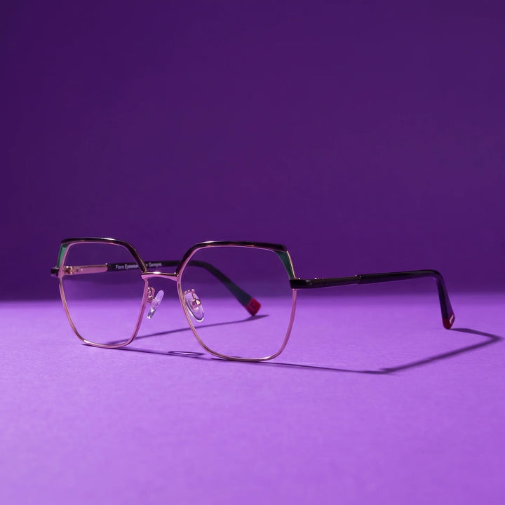 Anteojos Fiore 3971 en negro dorado – hero still life against a deep violet backdrop