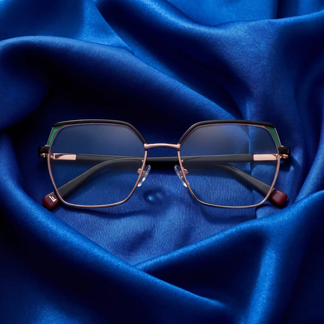 Anteojos Fiore 3971 en black gold – nested in flowing cobalt silk