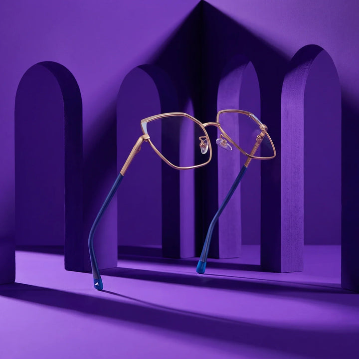 Anteojos Fiore 3971 en gris dorado – still life among monochrome violet arches