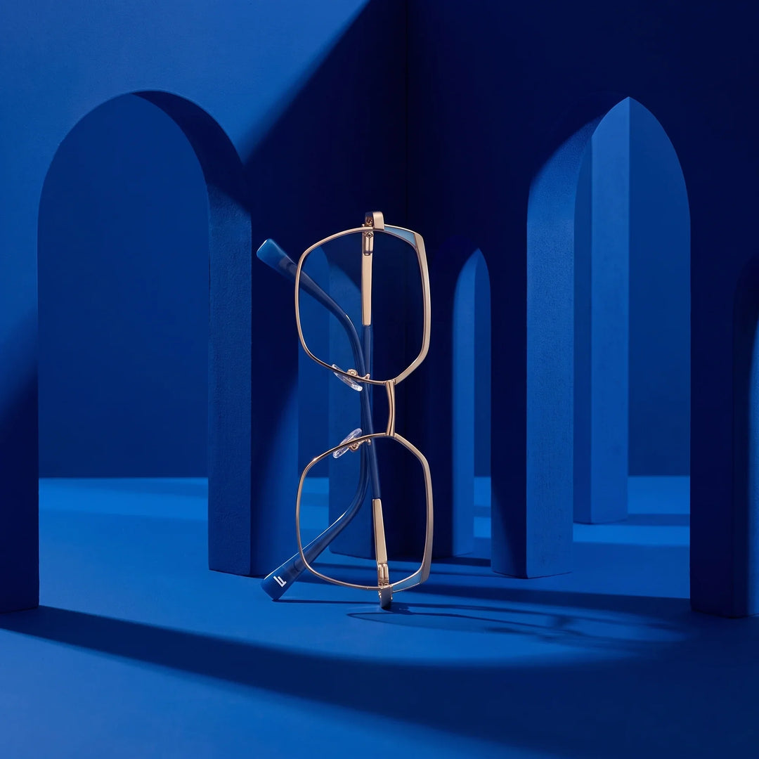 Anteojos Fiore 3971 en grey gold – staged on a sculptural cobalt architecture set