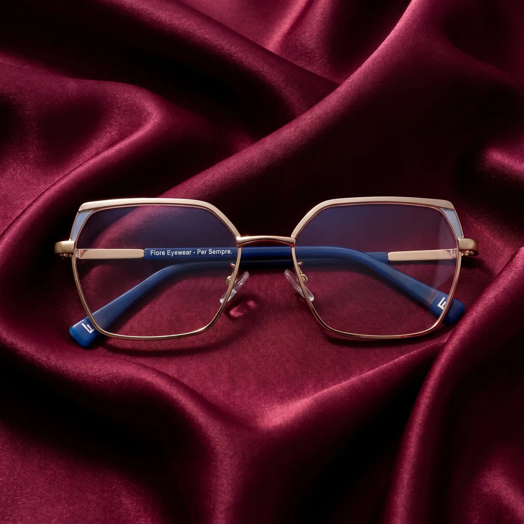 Anteojos Fiore 3971 en grey gold – nested in flowing burgundy silk