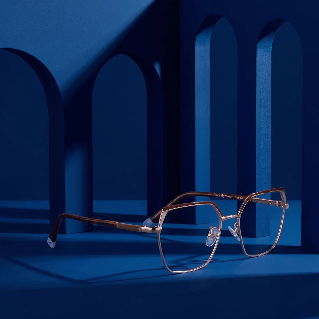 Anteojos Fiore 3971 en café dorado – still life among monochrome midnight blue arches