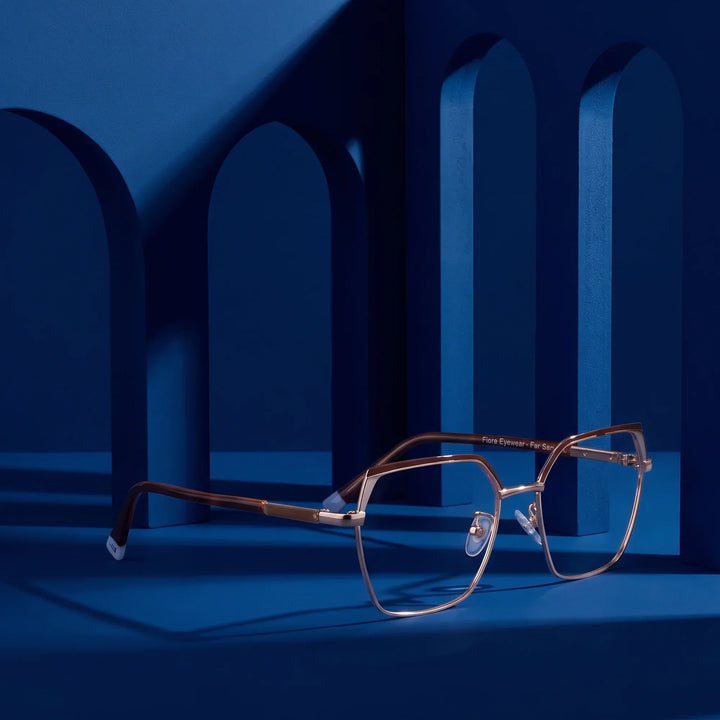 Anteojos Fiore 3971 en café dorado – still life among monochrome midnight blue arches