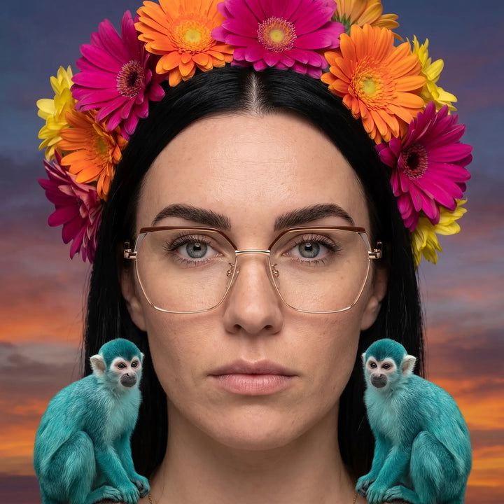 Anteojos Fiore 3971 en brown gold, en modelo – retrato de campaña, retrato pictórico surrealista con corona de flores