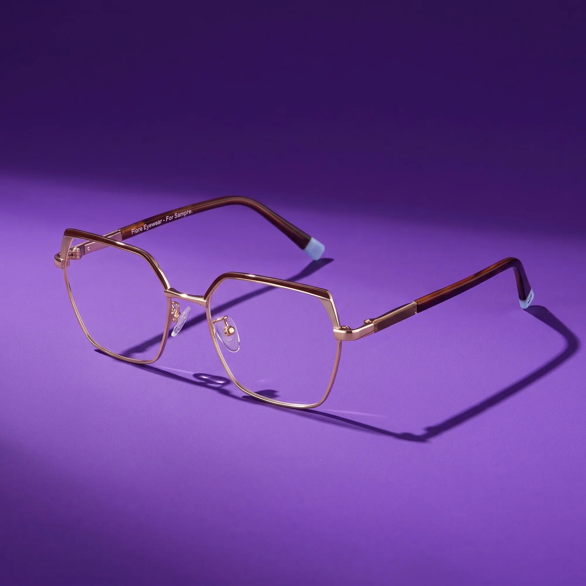 Anteojos Fiore 3971 en brown gold – hero still life against a deep violet backdrop