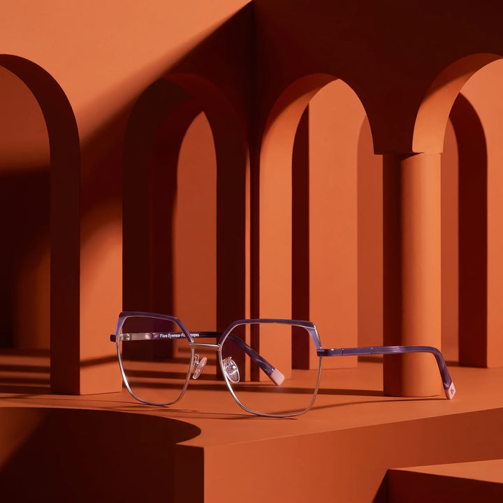Anteojos Fiore 3971 en purple silver – still life among monochrome burnt orange arches