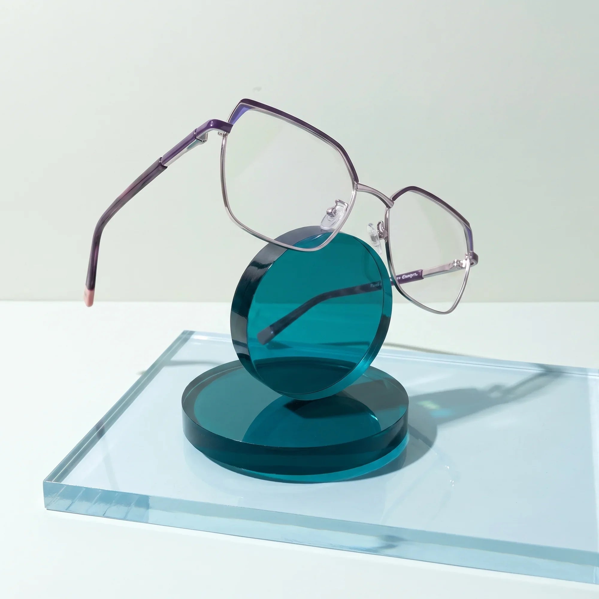 Anteojos Fiore 3971 en purple silver – sobre un disco acrílico cobalto con luz suave