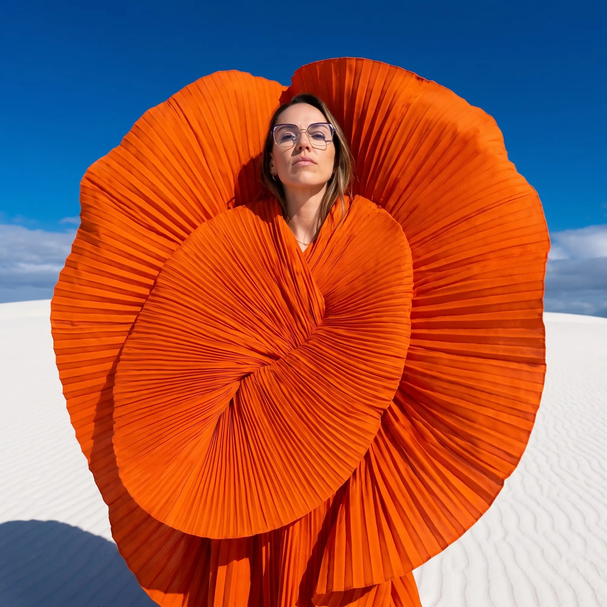 Anteojos Fiore 3971 en purple silver, en modelo – retrato de campaña, abanico plisado naranja escultórico sobre dunas blancas