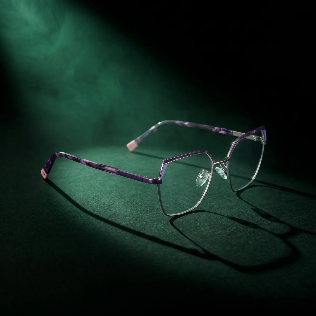 Anteojos Fiore 3971 en purple silver – bajo un haz de luz teatral
