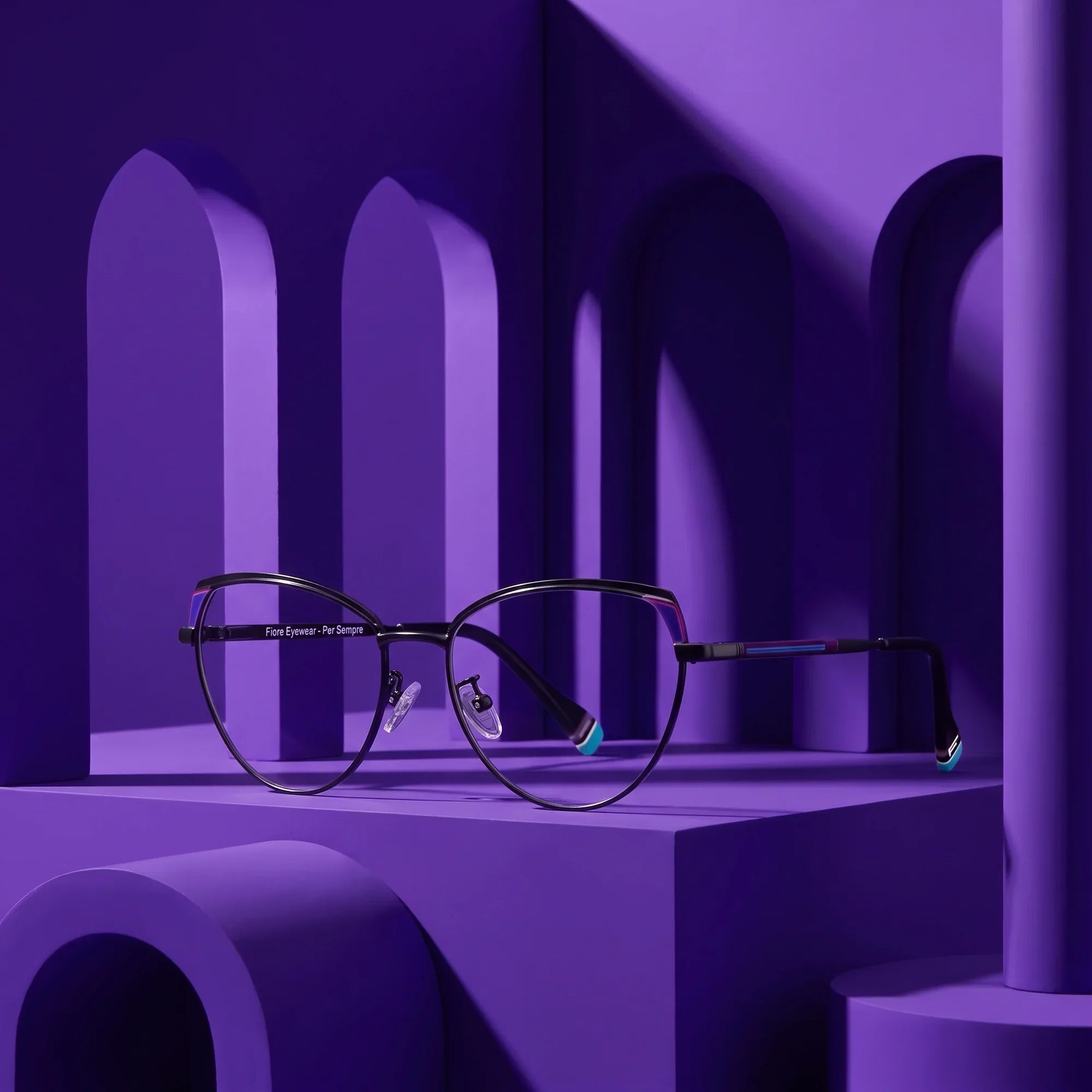 Anteojos Fiore 3983 en black blue – displayed on a violet podium among arches