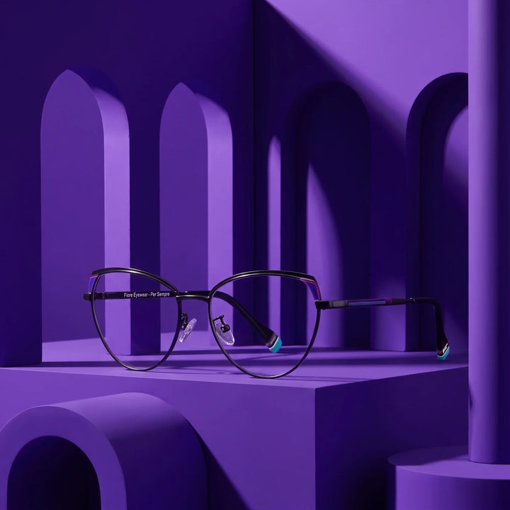 Anteojos Fiore 3983 en black blue – displayed on a violet podium among arches