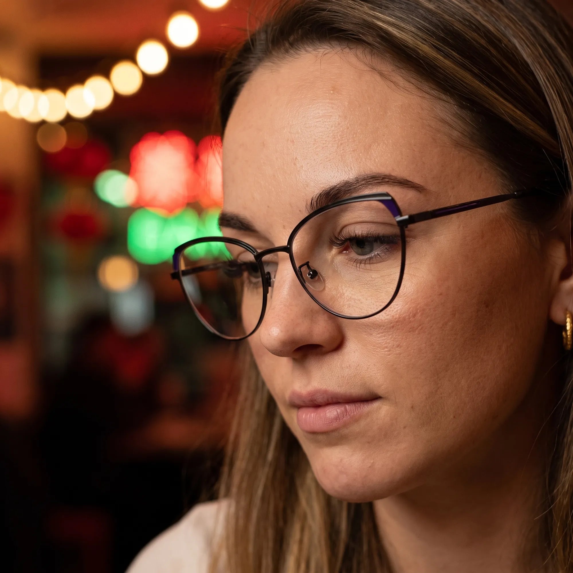 Anteojos Fiore 3983 en black blue, en modelo – retrato de campaña, candid portrait in neon-lit evening glow