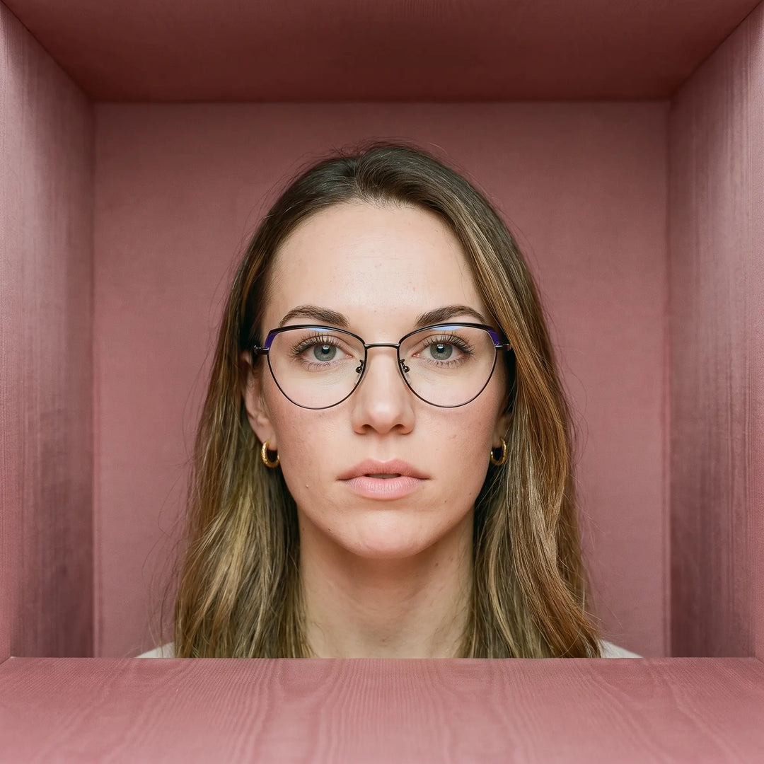 Anteojos Fiore 3983 en black blue, en modelo – retrato de campaña, face framed by rose moire upholstery