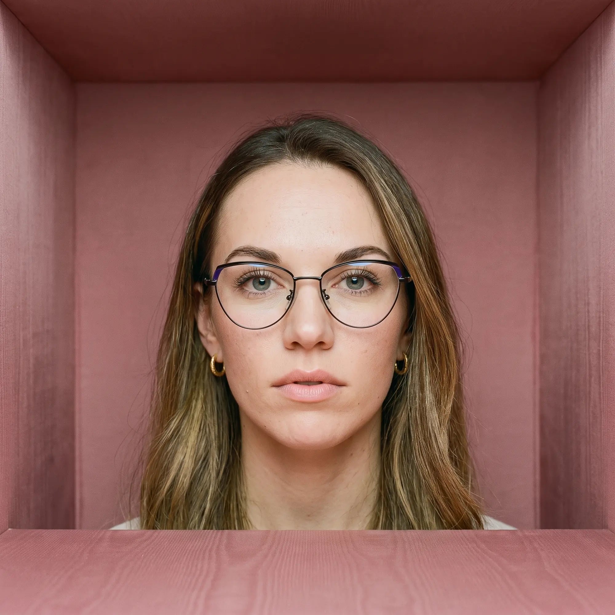 Anteojos Fiore 3983 en black blue, en modelo – retrato de campaña, face framed by rose moire upholstery