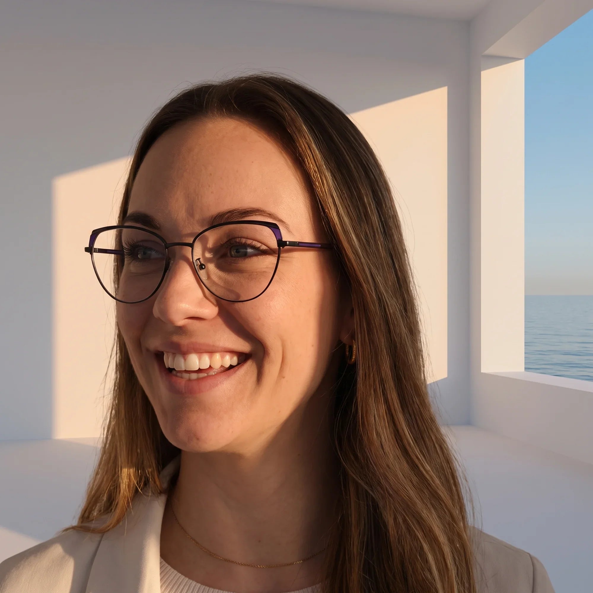 Anteojos Fiore 3983 en black blue, en modelo – retrato de campaña, smiling at a bright window over the sea