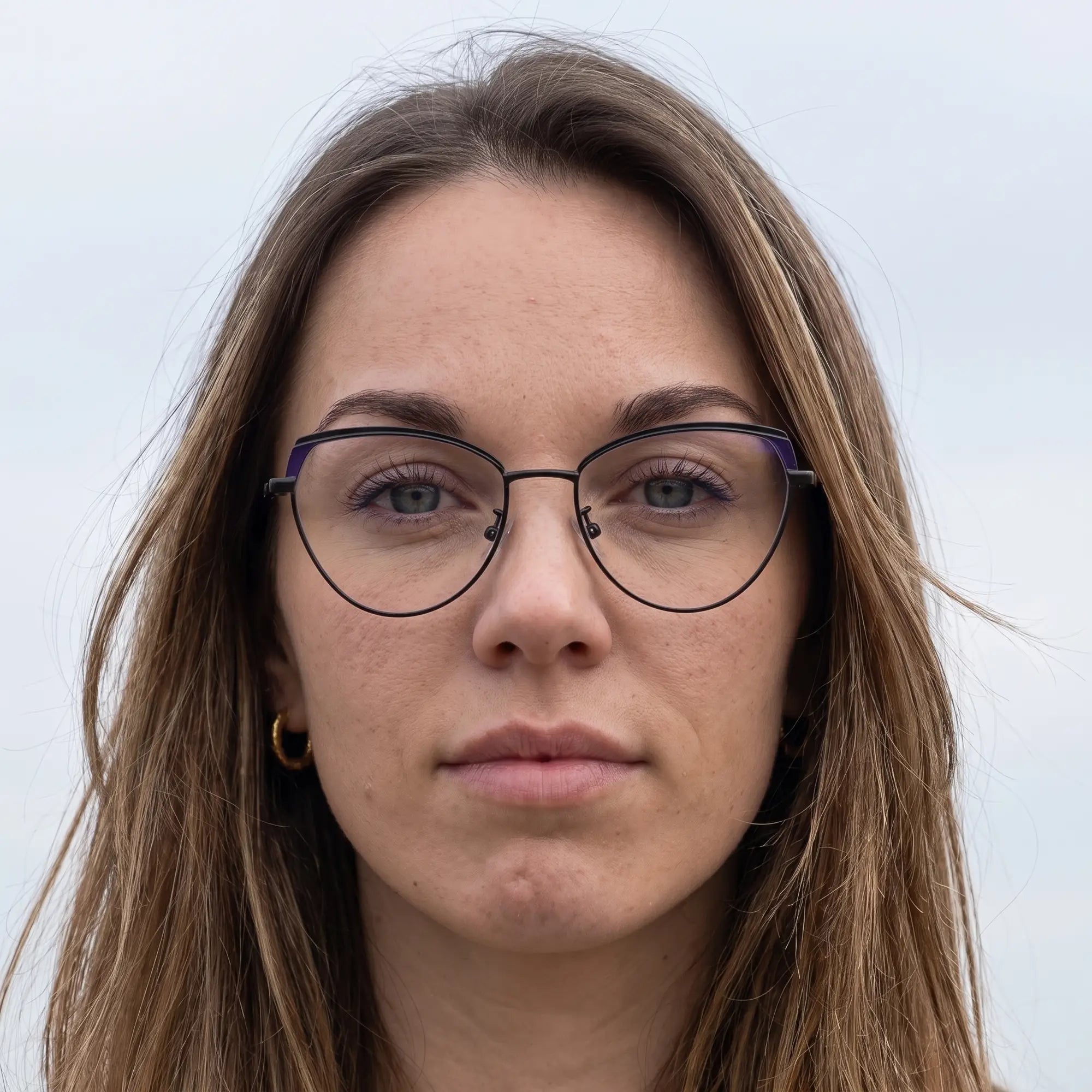 Anteojos Fiore 3983 en black blue, en modelo – retrato de campaña, floating together in milky summer water