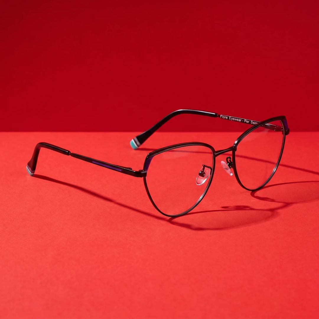 Anteojos Fiore 3983 en black blue – editorial still life on a saturated vivid red set