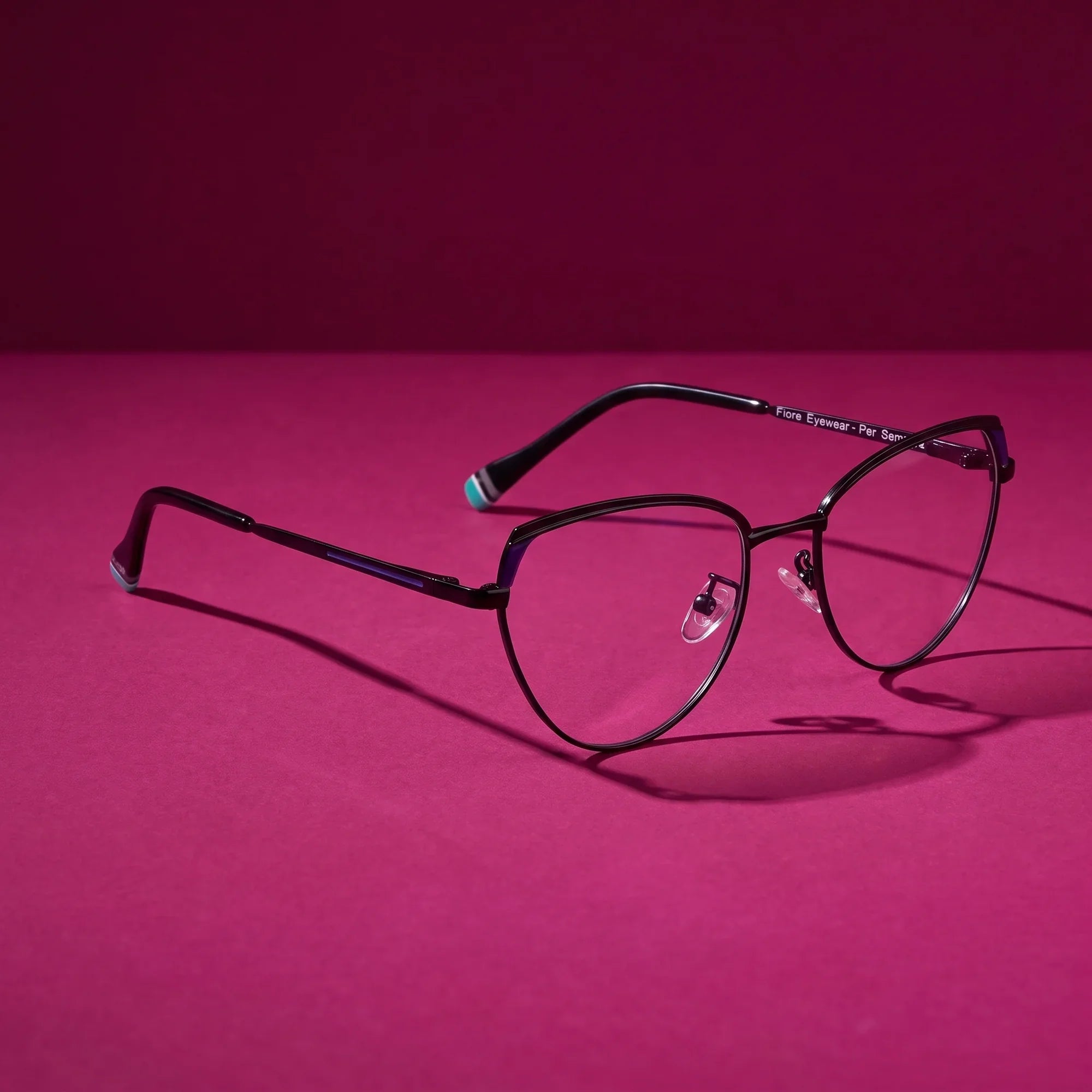 Anteojos Fiore 3983 en black blue – hero still life against a deep magenta backdrop