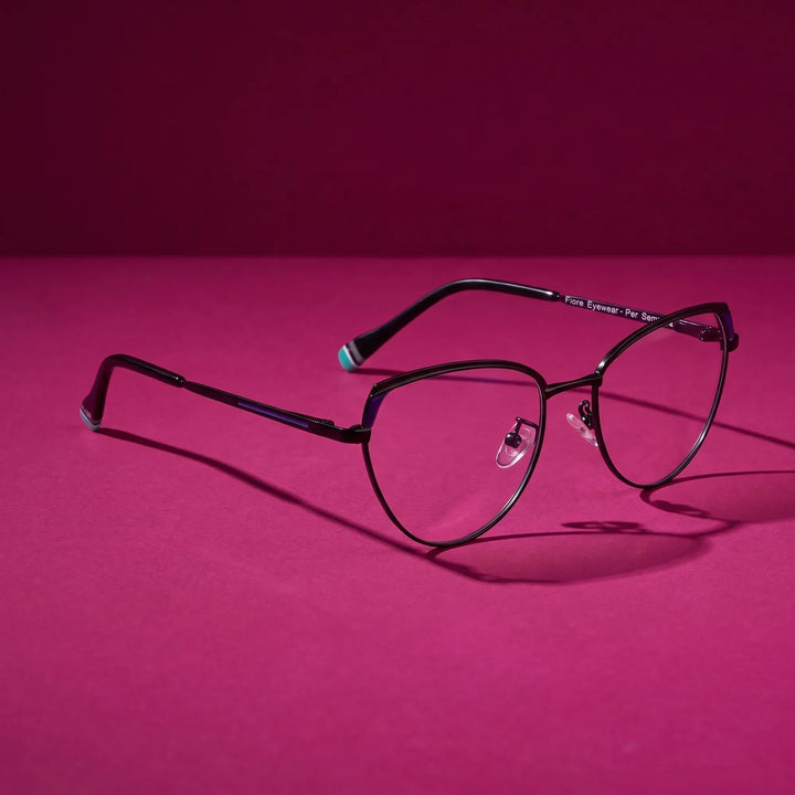 Anteojos Fiore 3983 en negro azul – hero still life against a deep magenta backdrop